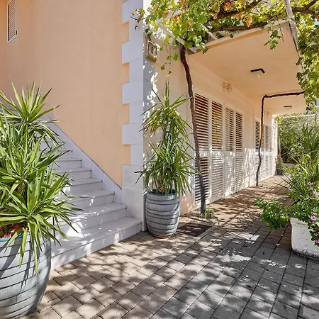 Ivica Apartment *